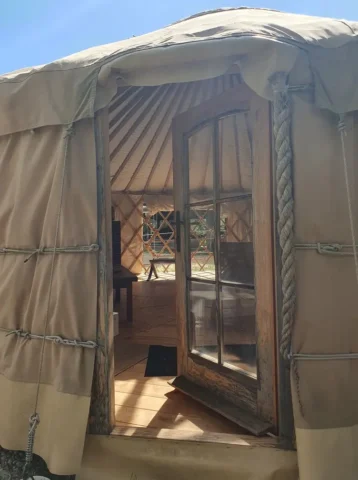 Porte d'entrée de la Yourte Poil de Parole - Bel Equ'Art