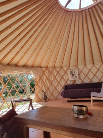 Intérieur de la yourte Poil de Parole - Bel Equ'Art