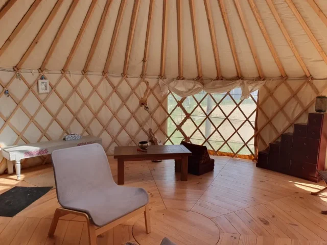Aménagement intérieur de la yourte Poil de Parole - Bel Equ'Art