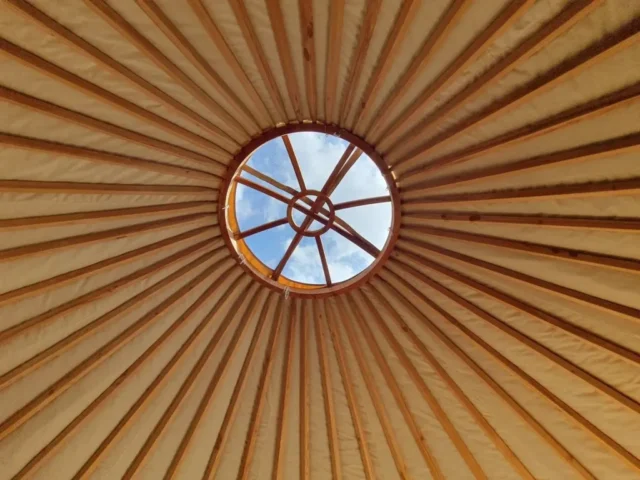 Vue du ciel depuis l'intérieur de la yourte
