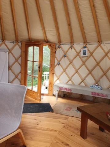 Vue de l'entrée de la yourte depuis l'intérieur